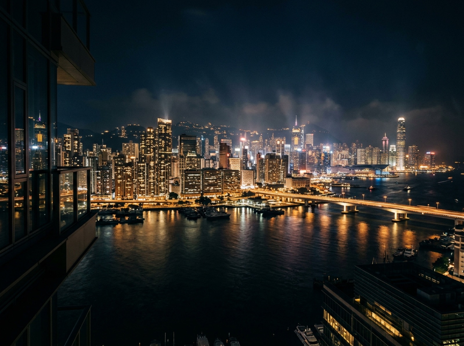 夜色中灯火璀璨的海滨都会与天际线